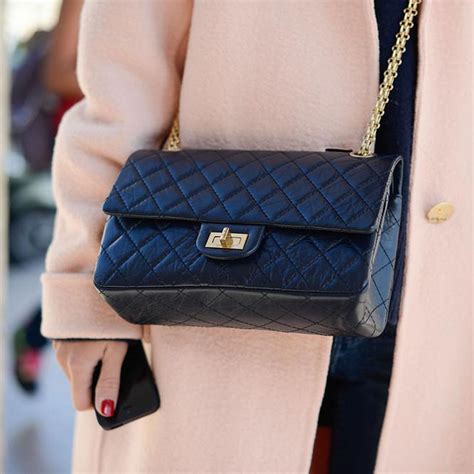 chanel 255 abbinata a pelliccia maculata|Exploring the Quilted Perfection of the Chanel 2.55 Handbag.